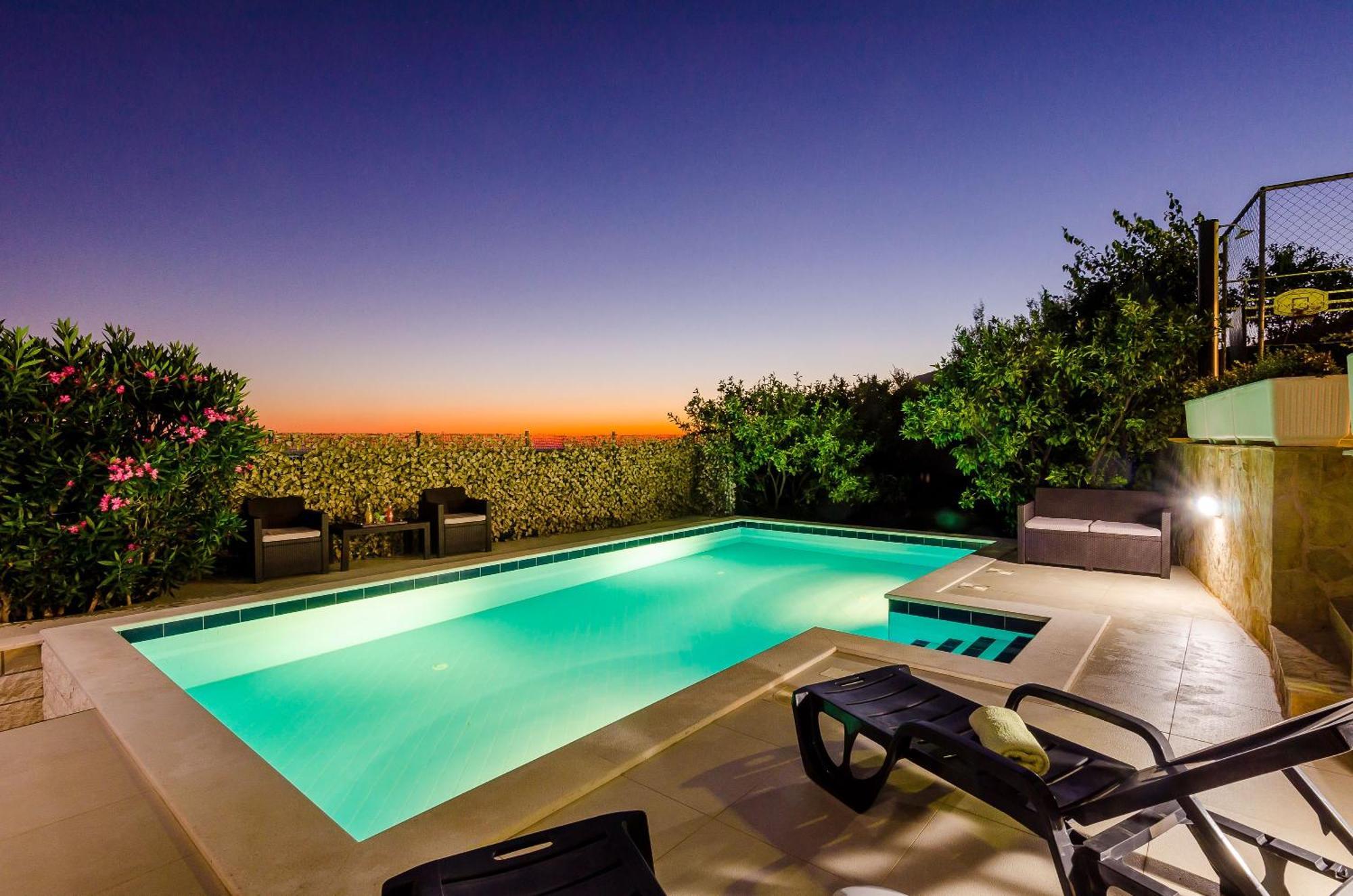 Mateo With Private Pool Willa